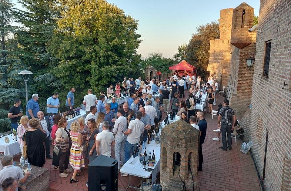 FOTO: "Fruška gora wine show" okupio više od 40 fruškogorskih vinarija