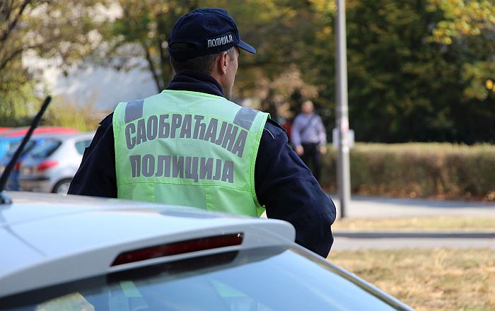 Vozio pijan, udario kolima policajca, pa drugi automobil