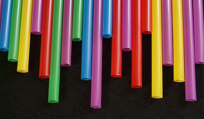 EK želi da zabrani plastične štapiće za uši, balone i plastične slamčice