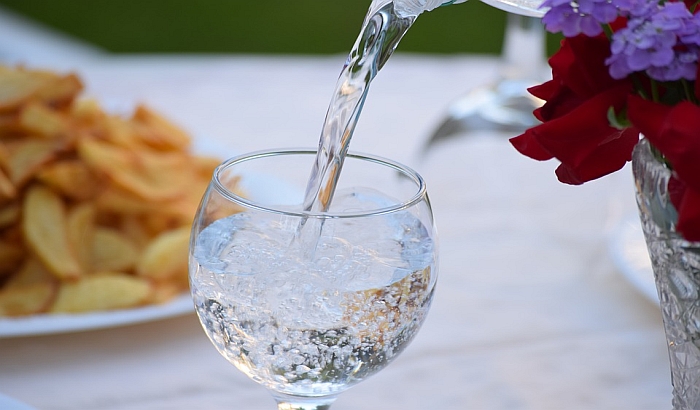 Gazirana voda - idealna hidratacija za leto