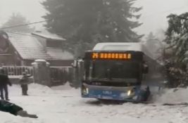 VIDEO Autobus GSP-a zaglavljen u snegu na Popovici