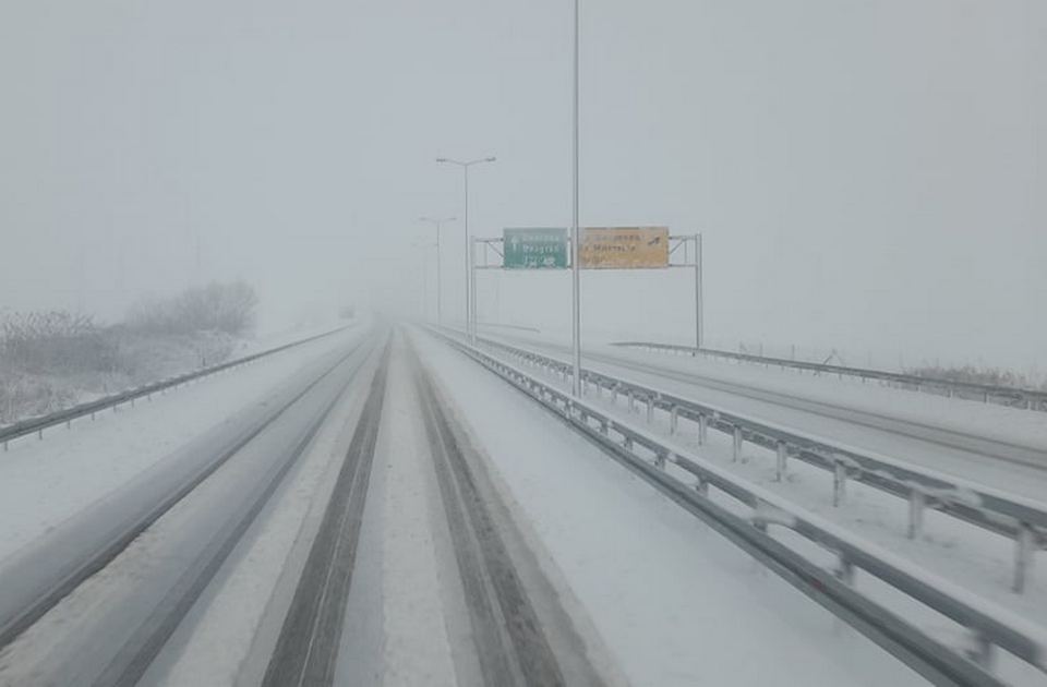 Sneg "zaledio" Srbiju: Zavejani putevi, nestanci struje, otkazane utakmice