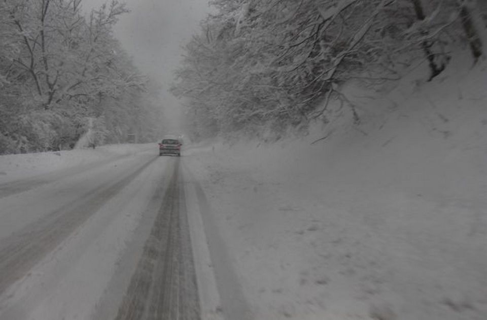 Zabranjen saobraćaj za teretnjake i automobile bez zimske opreme preko Iriškog venca