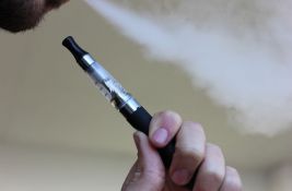 Francuska će zabraniti elektronske cigarete