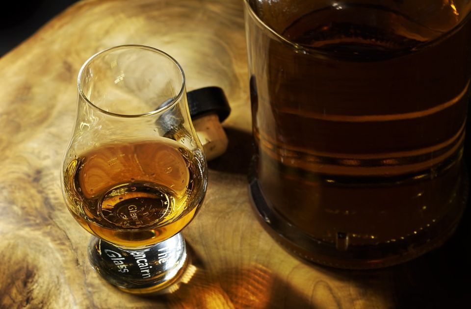 Najveća flaša viskija od 311 litara prodata za više od milion funti