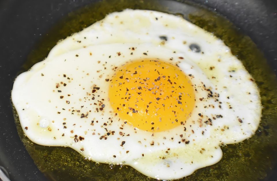 VIDEO Ako pravite jaja "na oko": Dodajte malo vode prilikom prženja