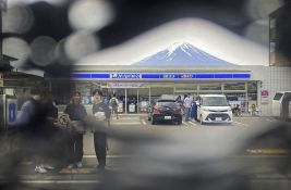 FOTO: Turisti u Japanu već iscepali platno koje zaklanja pogled na planinu Fudži