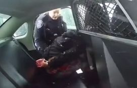 VIDEO: Suspendovani policajci koji su devetogodišnjoj devojčici stavili lisice i poprskali je biber sprejom