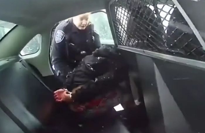 VIDEO: Suspendovani policajci koji su devetogodišnjoj devojčici stavili lisice i poprskali je biber sprejom