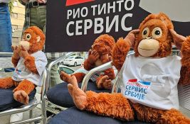 FOTO Tri plišana majmuna ispred RTS i poziv na protest: 