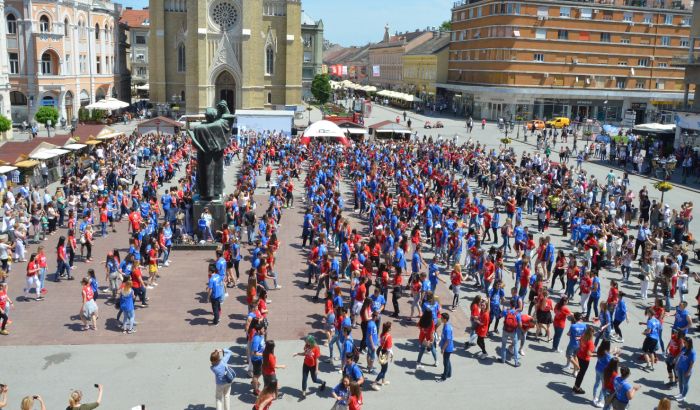 Maturanti u petak plešu na Trgu slobode