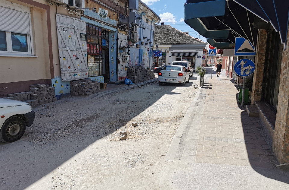  FOTO: Saobraćaj u ulici u kojoj traju radovi funkcioniše normalno, stanari se žale na prašinu