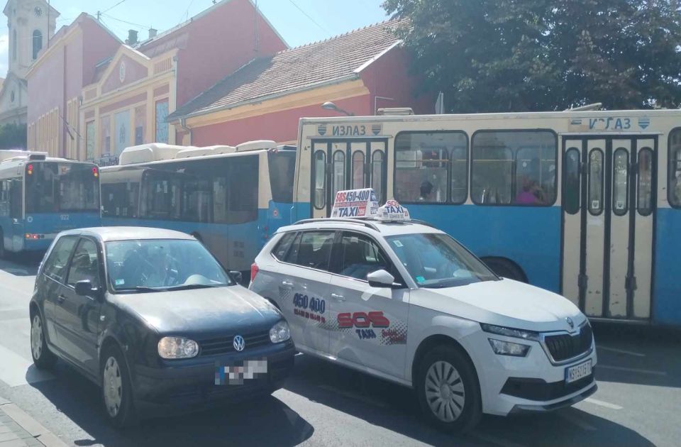 VIDEO Lančani sudar autobusa, taksija i automobila u Jovana Subotića: Nastao potpuni kolaps