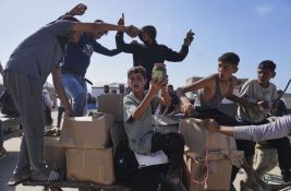 Gladni Palestinci u Gazi blokirali i istovarili desetine kamiona UN sa hranom
