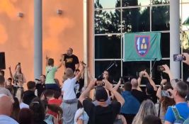 VIDEO Beogradski sindikat napadnut u Futogu: Gađali nas farbom, građani i policija reagovali