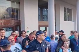 FOTO SSP: Među naprednjacima ispred policije u Kosjeriću i pokrajinski sekretar Vladimir Galić