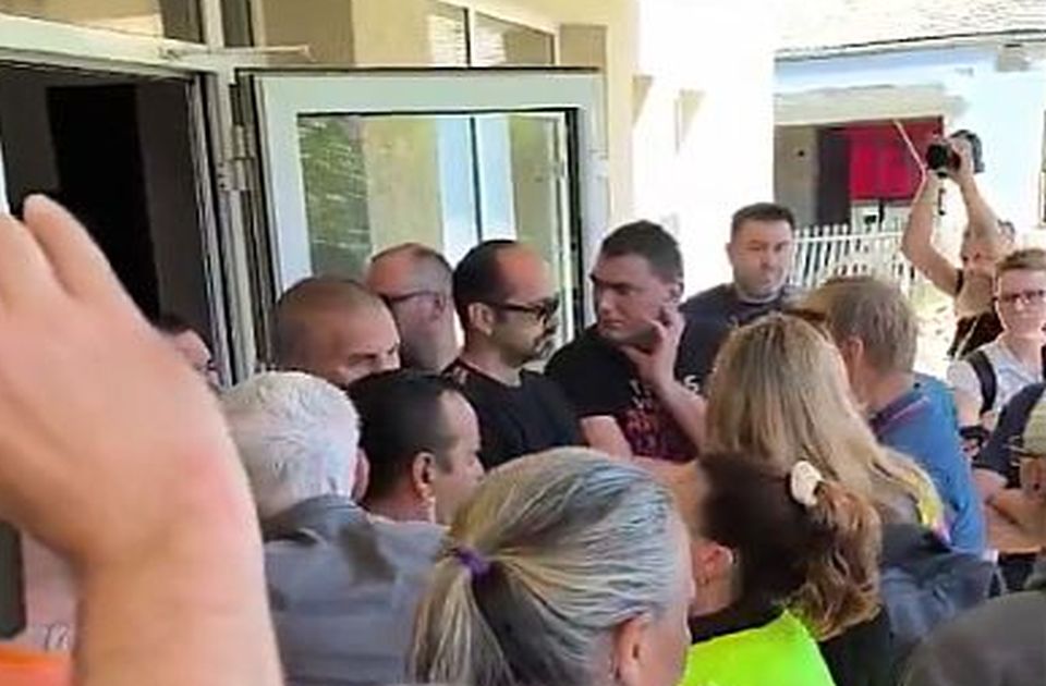 VIDEO: Izabran predsednik Matice slovačke, građani koji su protiv SNS-a slave pobedu