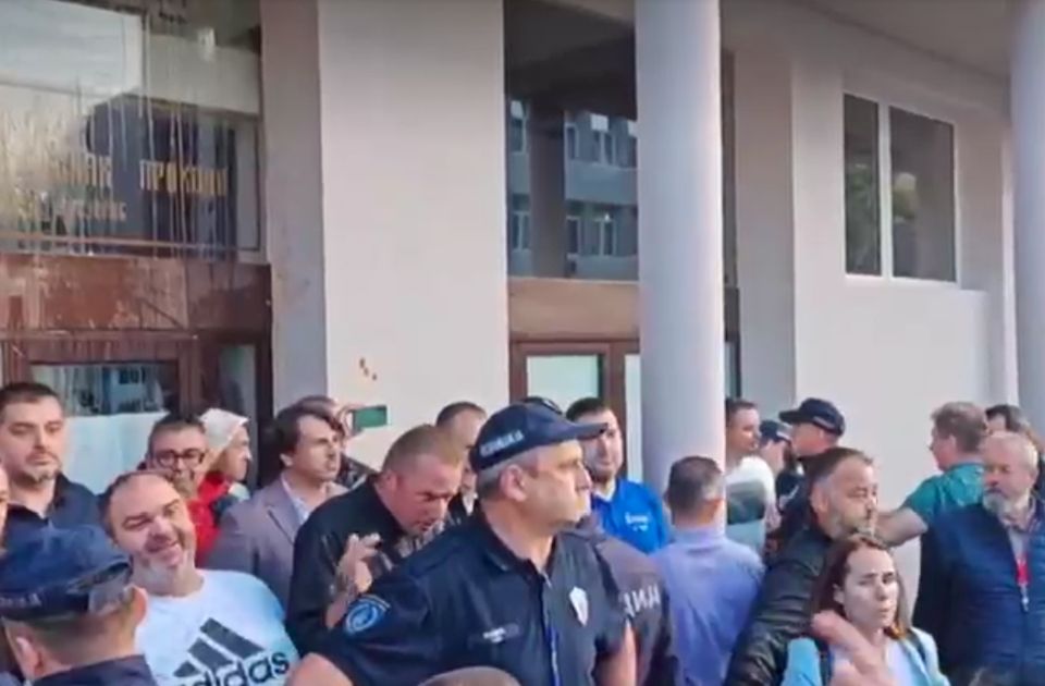 FOTO SSP: Među naprednjacima ispred policije u Kosjeriću i pokrajinski sekretar Vladimir Galić