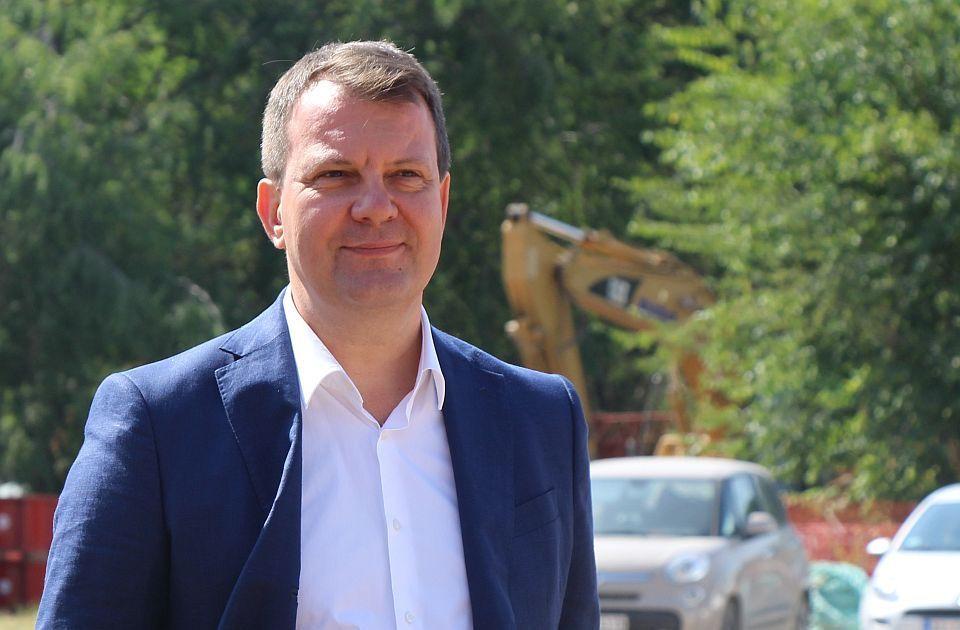 Mirović nalazi vremena za kampanju: Pokrajina podseća koje sve radove u Vojvodini finansira