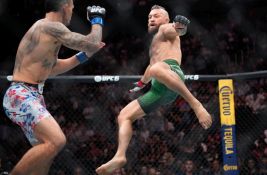 Mekgregor se povredio 69 sekundi nakon početka meča protiv Holoveja
