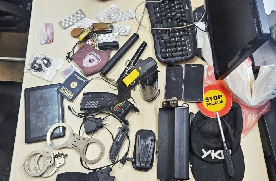 Vozio drogiran u Jakovu: U kolima pronađena policijska oprema i kačket sa oznakom "UKP"