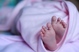Unutar tek rođene beba otkrivena bliznakinja