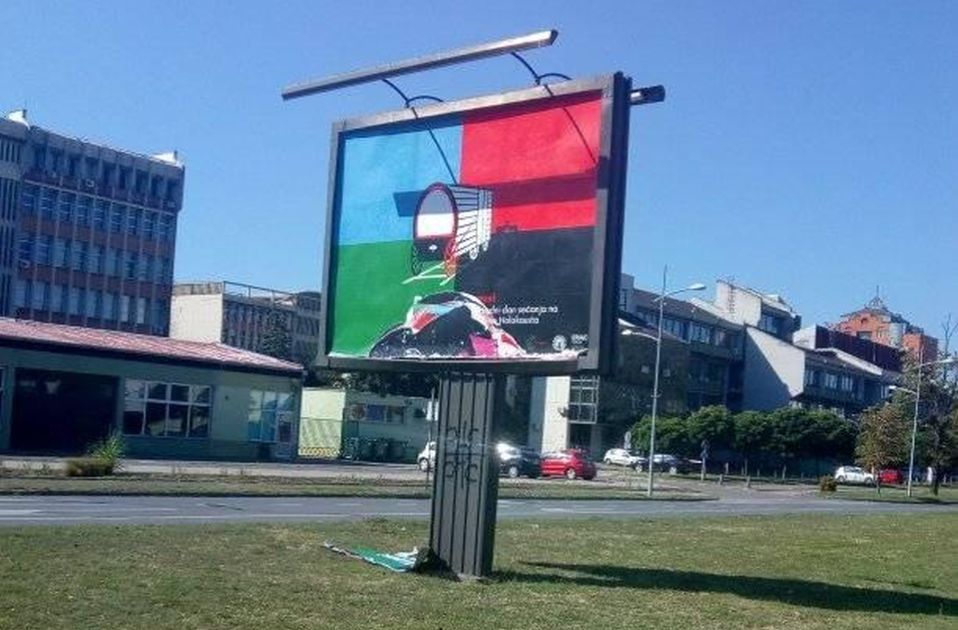 FOTO: Uništen bilbord kod fakulteta posvećen Danu sećanja na romske žrtve holokausta