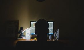 Profesor muzičke škole od učenica tražio njihove gole fotografije