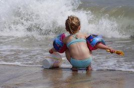 Mladić skrenuo pažnju roditeljima male dece: Ne radite ovo na plaži
