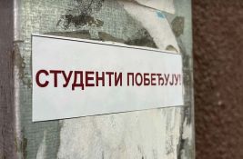 VIDEO: Studenti okačili transparent na Varadinski most, došla policija