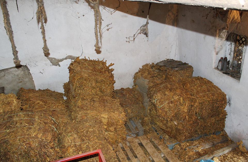 FOTO: Krivična prijava protiv dvojca iz Rume zbog 770 kg nelegalnog duvana
