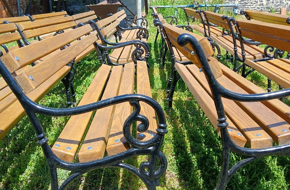 Udruženje i građani kupili nove klupe, opštinska vlast u Bečeju neće da ih postavi