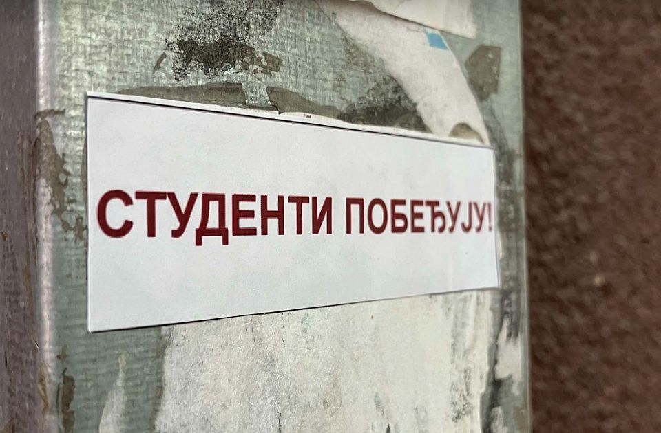 VIDEO: Studenti okačili transparent na Varadinski most, došla policija