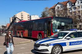 VIDEO: Autobus udario u stajalište u Nišu, dve osobe povređene 