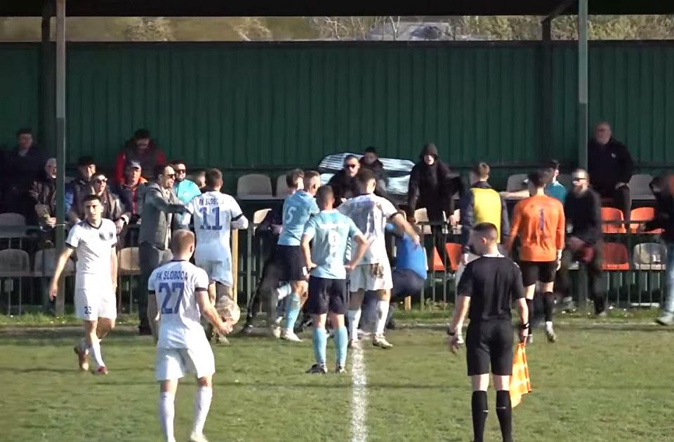 VIDEO Tuča na utakmici: Sukob igrača Slobode i navijača Veternika, stradao i policajac