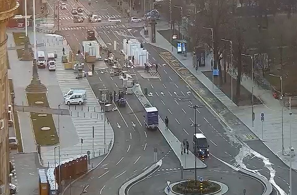 Uklonjen Ćacilend ispred Skupštine Srbije