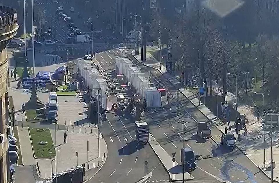 Uklonjeni šatori Ćacilenda ispred Skupštine Srbije, postavljaju se montažni objekti