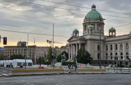 Policajac i žena povređeni u incidentima kod Ćacilenda: Jutros mirno kod Skupštine Srbije