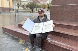 VIDEO: Profesor sedeo na svojim diplomama u centru Zrenjanina u znak podrške Dijani Hrki 