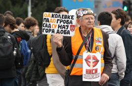 Situacija večeras mirna između dva skupa kod Skupštine, iz Ćacilenda se povremeno čuje muzika