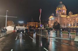 VIDEO: Situacija večeras mirna između dva skupa kod Skupštine, iz Ćacilenda povremeno trešti muzika