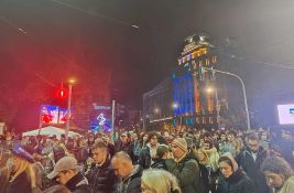 VIDEO: Situacija večeras mirna između dva skupa kod Skupštine, iz Ćacilenda trešti muzika