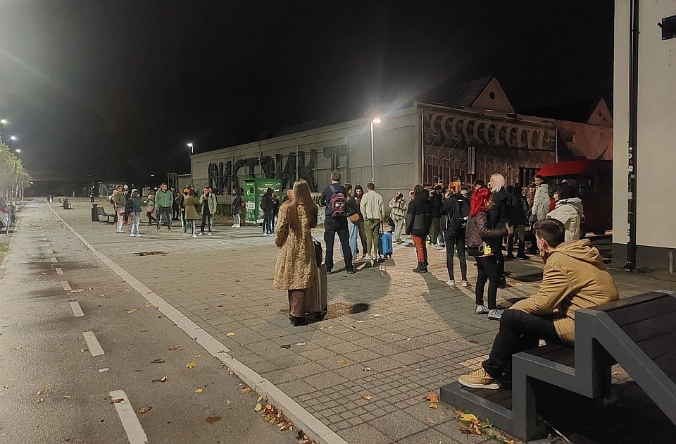 Nekoliko desetina Novosađana krenulo za Beograd da pruži podršku Dijani Hrki