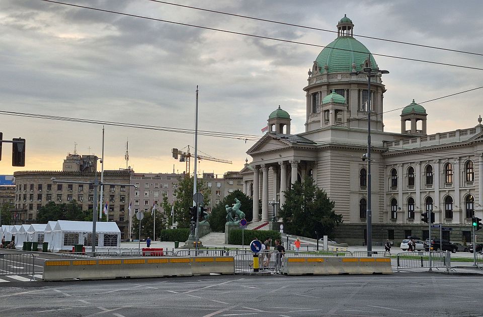 Policajac i žena povređeni u incidentima kod Ćacilenda: Jutros mirno kod Skupštine Srbije