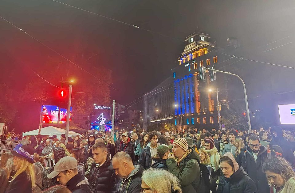 VIDEO: Situacija večeras mirna između dva skupa kod Skupštine, iz Ćacilenda trešti muzika