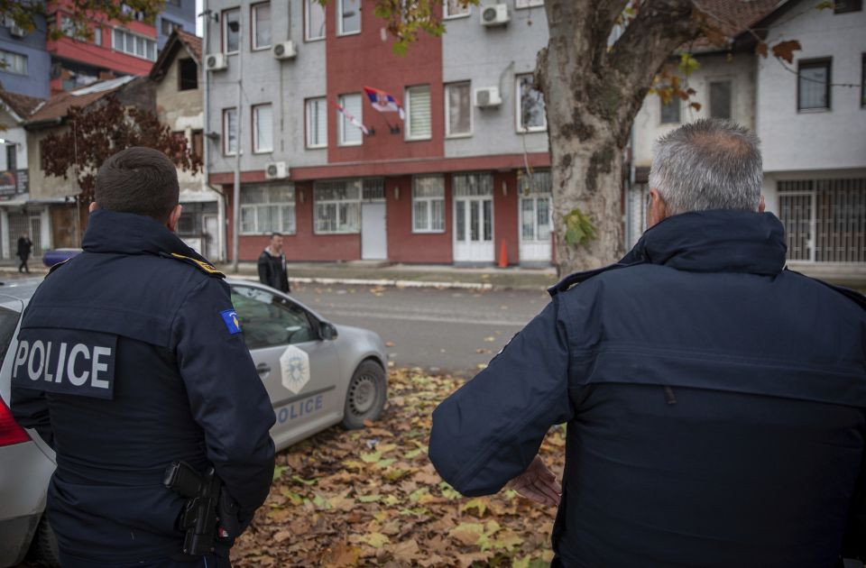 Kosovska policija zaustavila Vučićevog sina, terala ga da skine majicu sa provokativnim porukama 