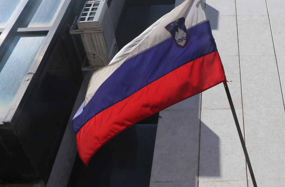 Ambasada Slovenije u Kijevu morala da ukloni zastavu - previše liči na rusku
