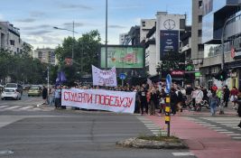 Kordon policije razdvajao dve grupe kod Novosadskog sajma, jedan muškarac povređen