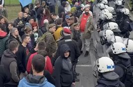VIDEO: Protest zborova u Resniku zbog napada na aktiviste, prisutna i policija