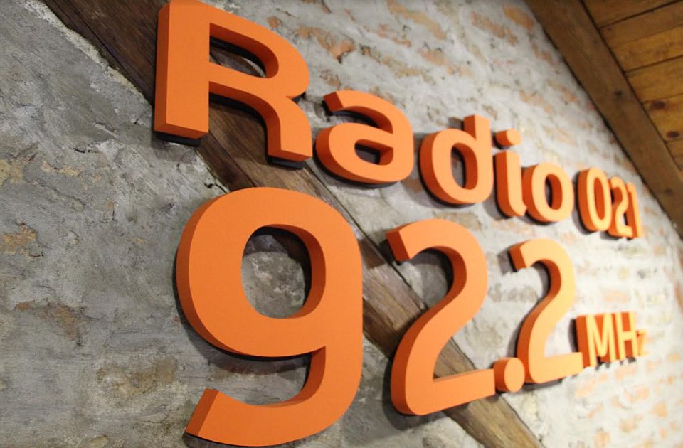 AUDIO: Slušalac Radija 021 zahvaljujući lošem izgovoru osvojio putovanje